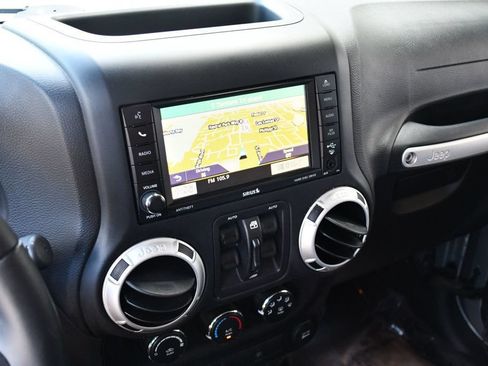 Used 2016 Jeep Wrangler Unlimited Rubicon w/ Connectivity Group AWD/4WD image 13