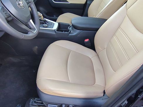 Used 2023 Toyota RAV4 XLE Premium image 17