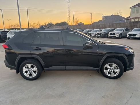 Used 2020 Toyota RAV4 XLE w/ Convenience Package image 4