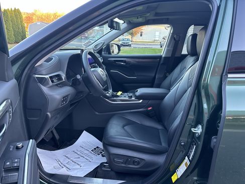 Used 2024 Toyota Highlander XLE image 13