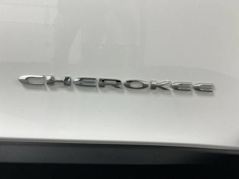 Used 2017 Jeep Cherokee Sport AWD/4WD image 28