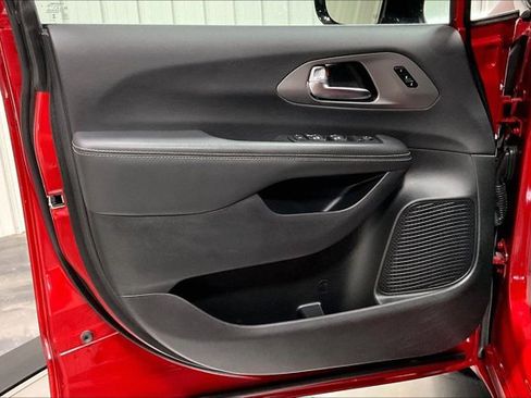Used 2025 Chrysler Pacifica Select FWD image 23