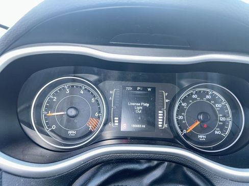 Used 2015 Jeep Cherokee Latitude AWD/4WD image 10