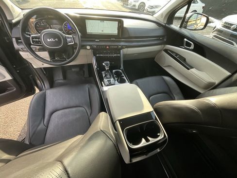 Used 2024 Kia Carnival EX image 22