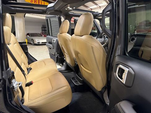 Used 2019 Jeep Wrangler Unlimited Sahara AWD/4WD image 38