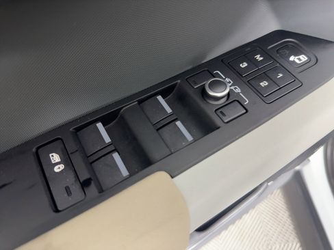 Used 2022 Land Rover Defender 110 X-Dynamic SE image 19