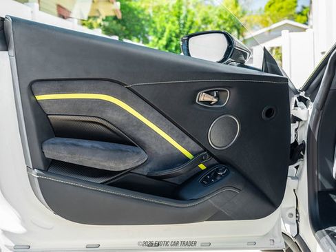 Used 2022 Aston Martin V8 Vantage Coupe image 22