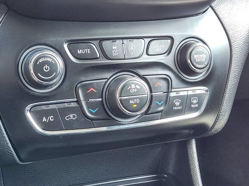 Used 2019 Jeep Cherokee Trailhawk AWD/4WD image 15
