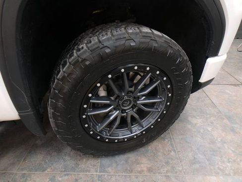 Used 2022 GMC Sierra 1500 AT4 w/ AT4 Preferred Package image 9