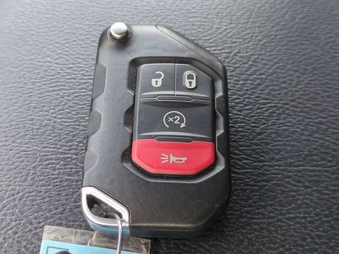 Used 2025 Jeep Wrangler Unlimited Sahara w/ Safety Group AWD/4WD image 32