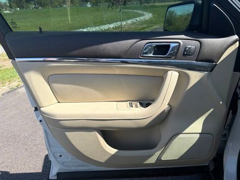 Used 2013 Lincoln MKS AWD image 19