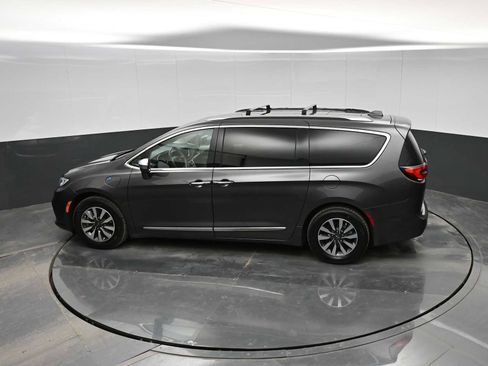 Used 2021 Chrysler Pacifica Limited w/ Uconnect Theater Family Group image 25