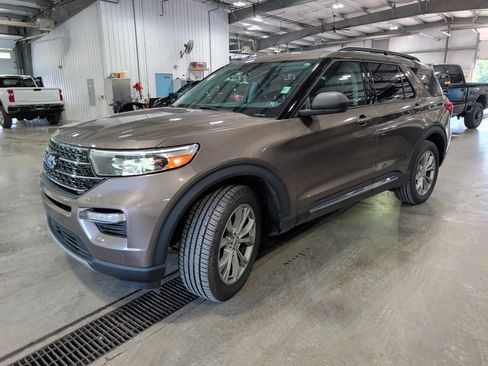 Used 2021 Ford Explorer XLT w/ Equipment Group 202A AWD/4WD image 6
