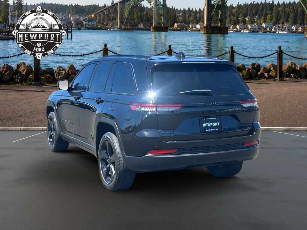 Used 2023 Jeep Grand Cherokee Altitude AWD/4WD image 6