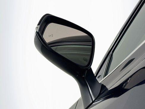 Certified 2025 Toyota Highlander XLE FWD image 5