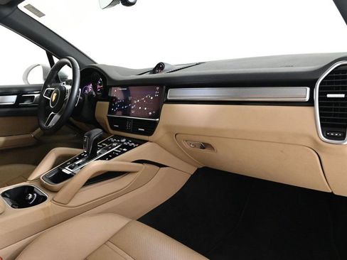 Used 2023 Porsche Cayenne Platinum Edition image 18