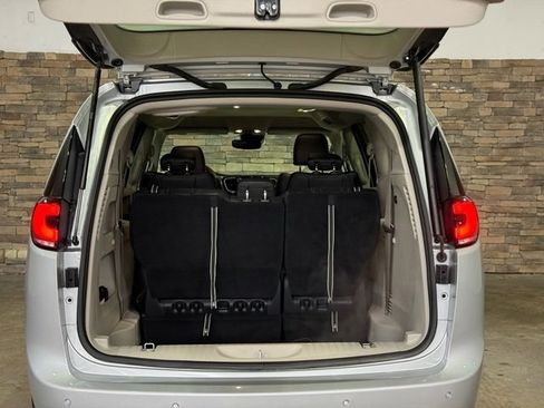 Used 2022 Chrysler Pacifica Touring-L image 8