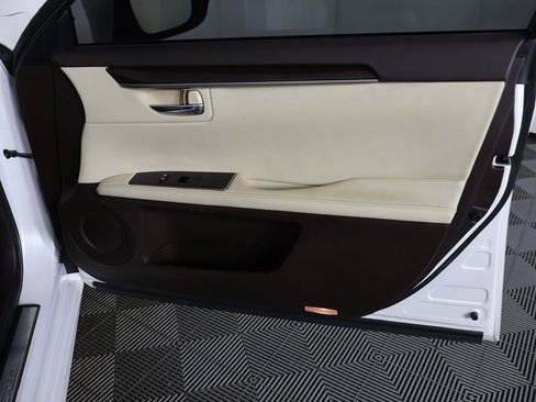 Used 2018 Lexus ES 350 w/ Ultra Luxury Package image 25