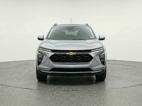 Used 2025 Chevrolet Trax LT w/ LT Convenience Package image 2