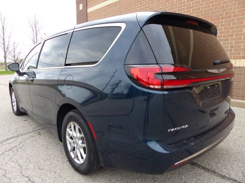 Used 2025 Chrysler Pacifica Select FWD image 7
