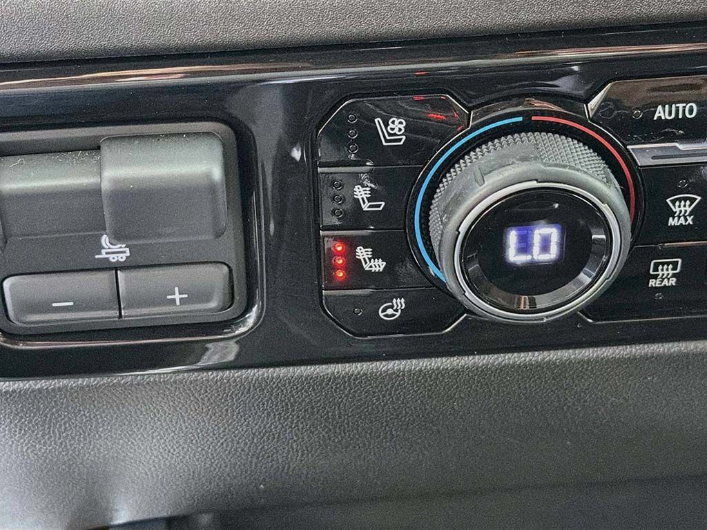 Used 2024 Chevrolet Silverado 1500 High Country w/ Technology Package AWD/4WD image 40