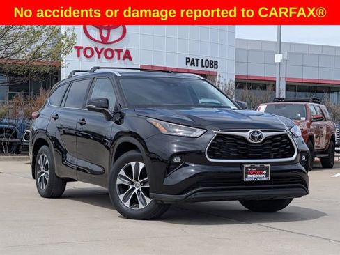 Used 2023 Toyota Highlander XLE FWD image 2