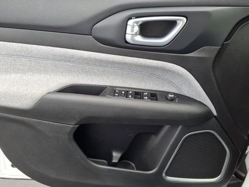 Used 2024 Jeep Compass Latitude image 22