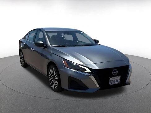 Used 2025 Nissan Altima 2.5 SV FWD image 3