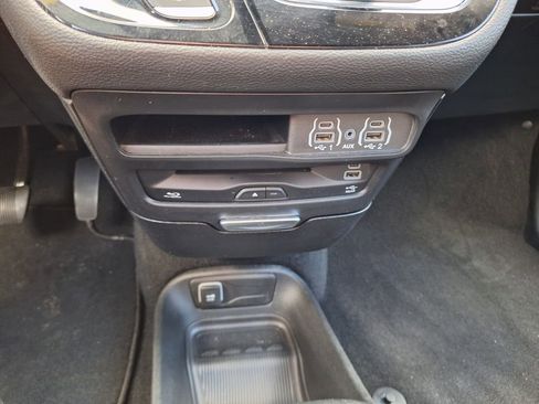 Used 2025 Chrysler Pacifica Select w/ Uconnect Theater Family Group AWD/4WD image 15