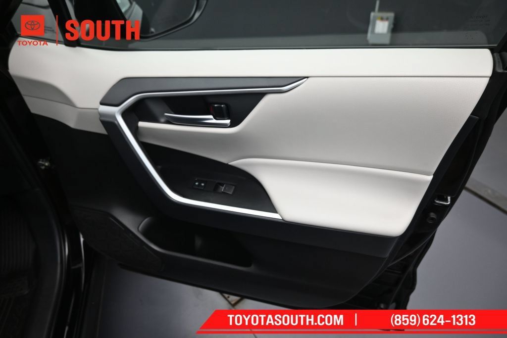 Used 2025 Toyota RAV4 XLE AWD/4WD image 30