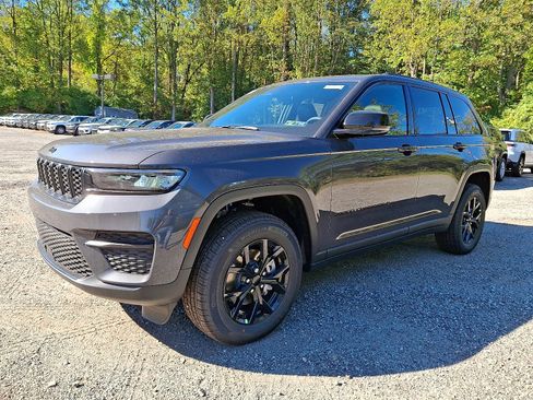 New 2025 Jeep Grand Cherokee Altitude image 2