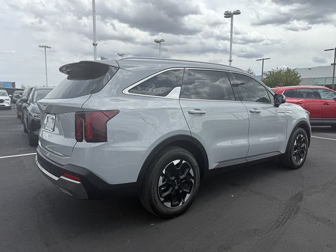 Used 2025 Kia Sorento S w/ Panoramic Sunroof Package FWD image 5