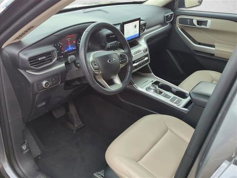 Used 2022 Ford Explorer XLT w/ Equipment Group 202A image 6