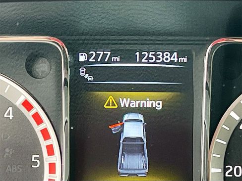 Used 2016 Nissan Titan SL image 12