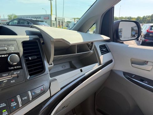 Used 2014 Toyota Sienna LE FWD image 62