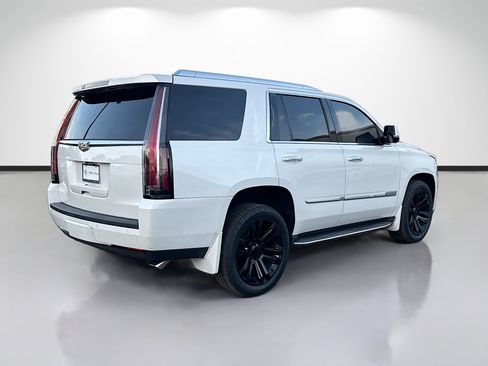 Used 2016 Cadillac Escalade Luxury RWD image 3