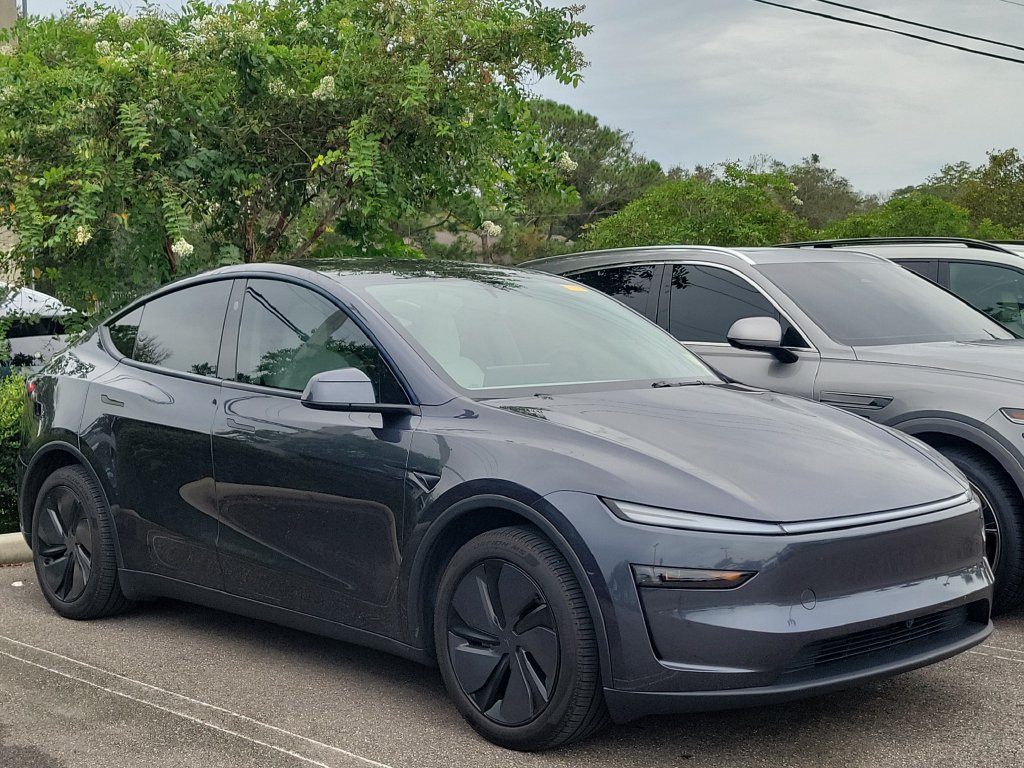 Used 2026 Tesla Model Y Long Range AWD/4WD image 1