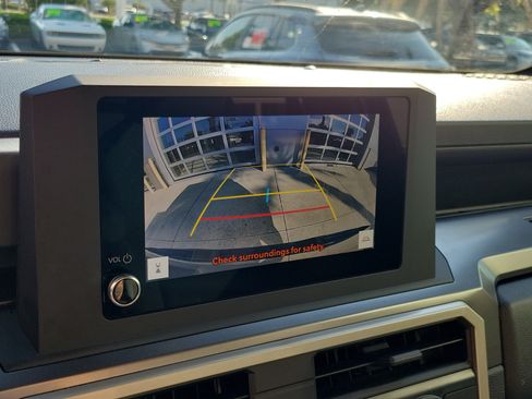 Certified 2025 Toyota Tacoma SR5 AWD/4WD image 22