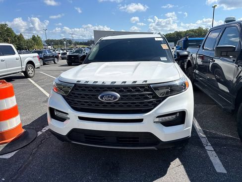 Used 2023 Ford Explorer XLT w/ Equipment Group 202A AWD/4WD image 5