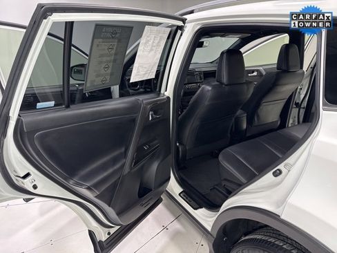 Used 2018 Toyota RAV4 SE image 23
