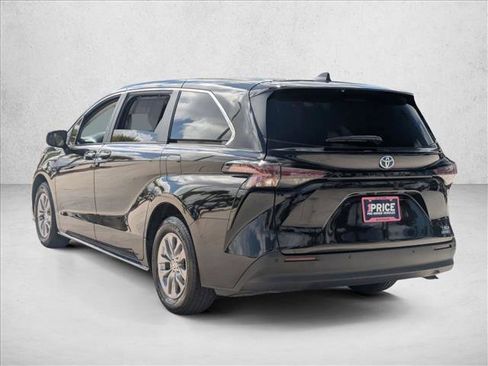Used 2024 Toyota Sienna XLE image 8