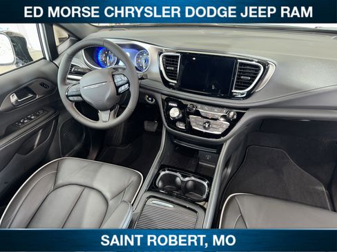 New 2027 Chrysler Pacifica Limited w/ Family Tech Group AWD/4WD image 32
