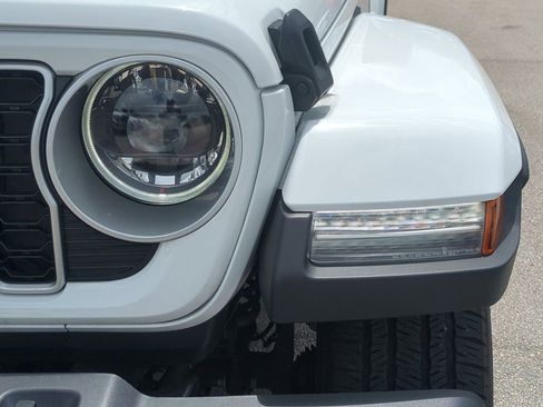 Used 2025 Jeep Wrangler Unlimited Sahara AWD/4WD image 11