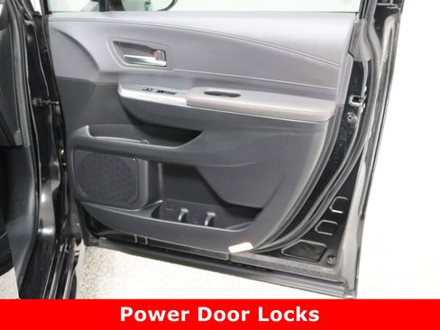 Used 2024 Toyota Sienna XLE Woodland Edition image 39