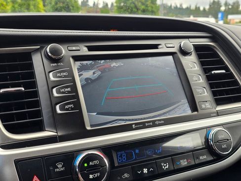 Used 2019 Toyota Highlander SE AWD/4WD image 25