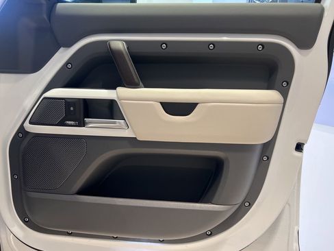 New 2024 Land Rover Defender 110 SE image 18
