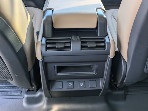 Used 2025 Land Rover Defender 110 X-Dynamic SE image 24