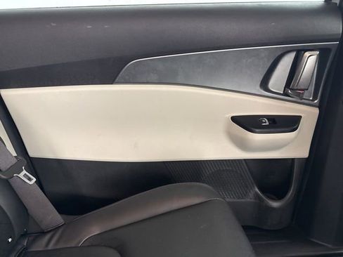 Used 2023 Kia Carnival LX image 26