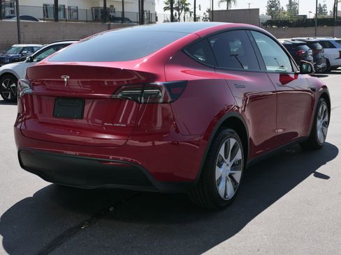 Used 2023 Tesla Model Y Long Range image 3