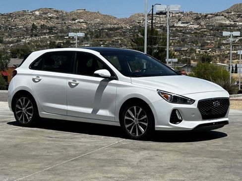 Used 2020 Hyundai Elantra GT w/ Style Package 02 FWD image 2